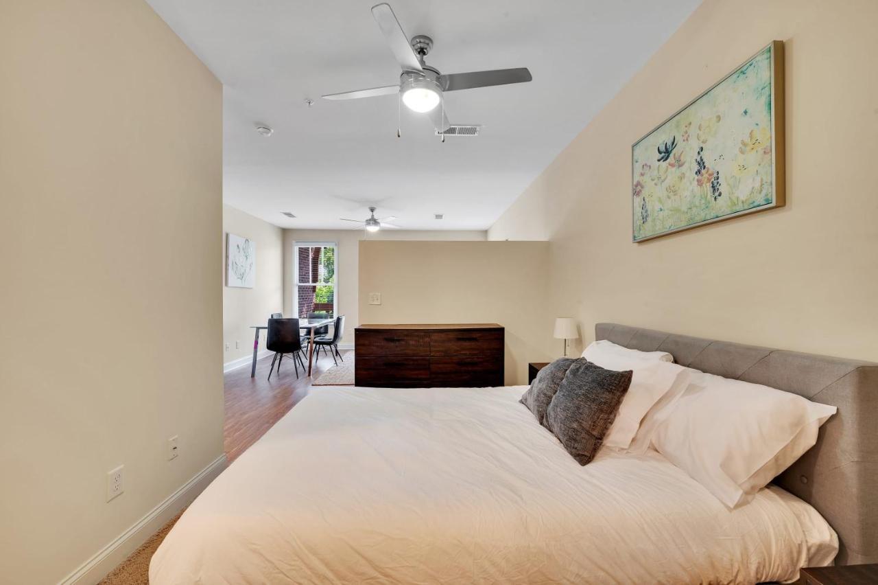 Perfectly Located Studio With Sunny Balcony Apartment Charlotte Luaran gambar